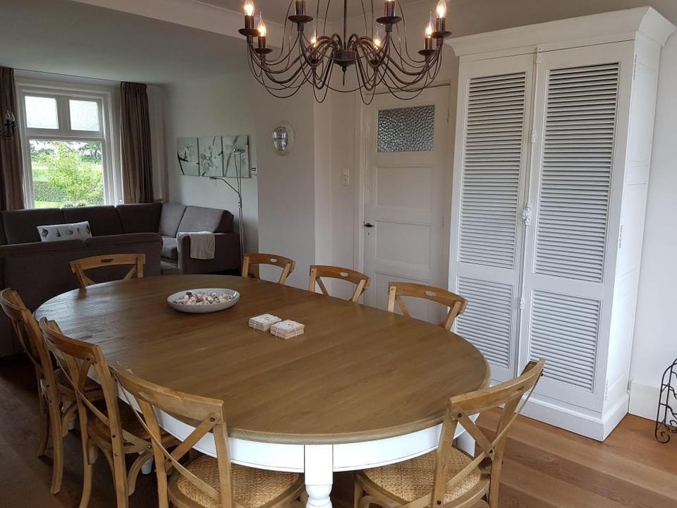 Spacious farmhouse in IJzendijke with garden Vacation rental in Zeeland, Netherlands