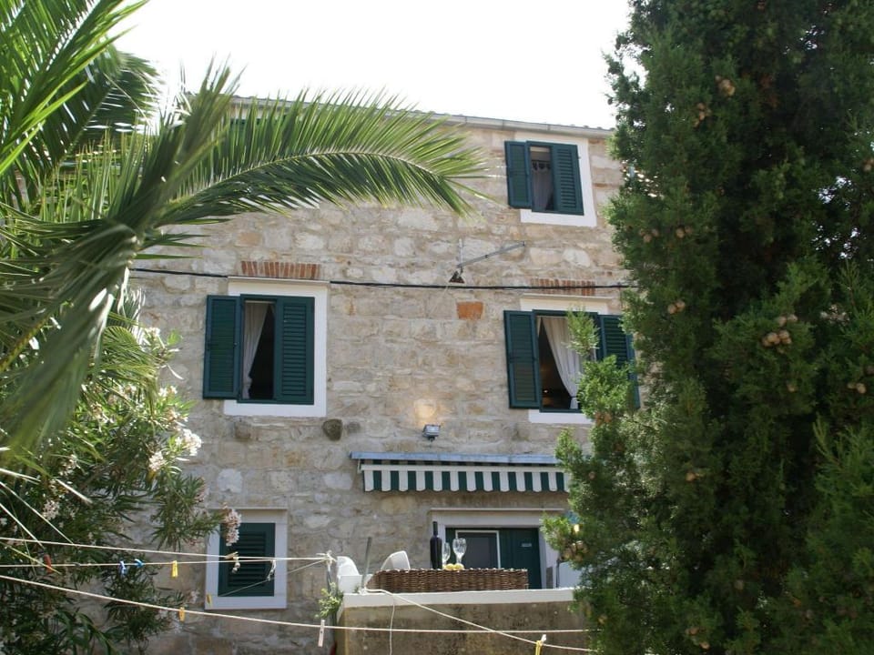 Traditional house with two apartments Apartment in Vis