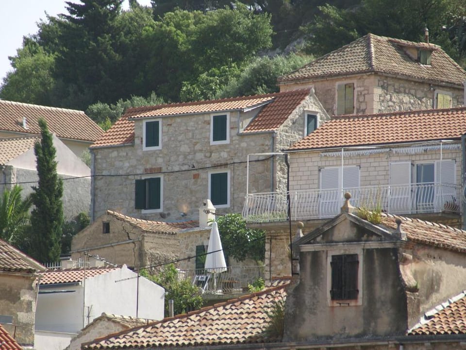 Traditional house with two apartments Apartment in Vis