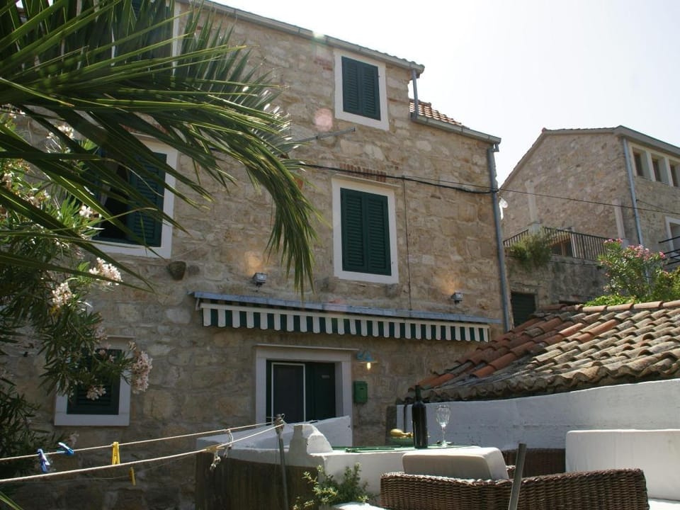 Traditional house with two apartments Apartment in Vis