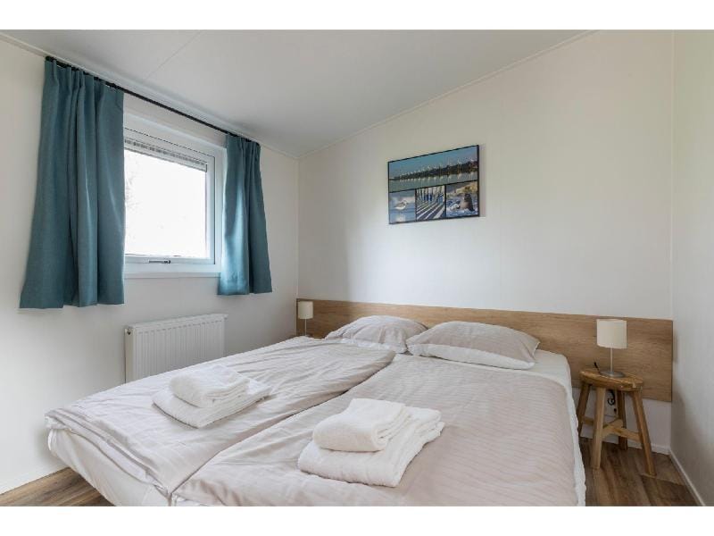Cozy Chalet at Holiday park Fort den Haak Vacation rental in Vrouwenpolder