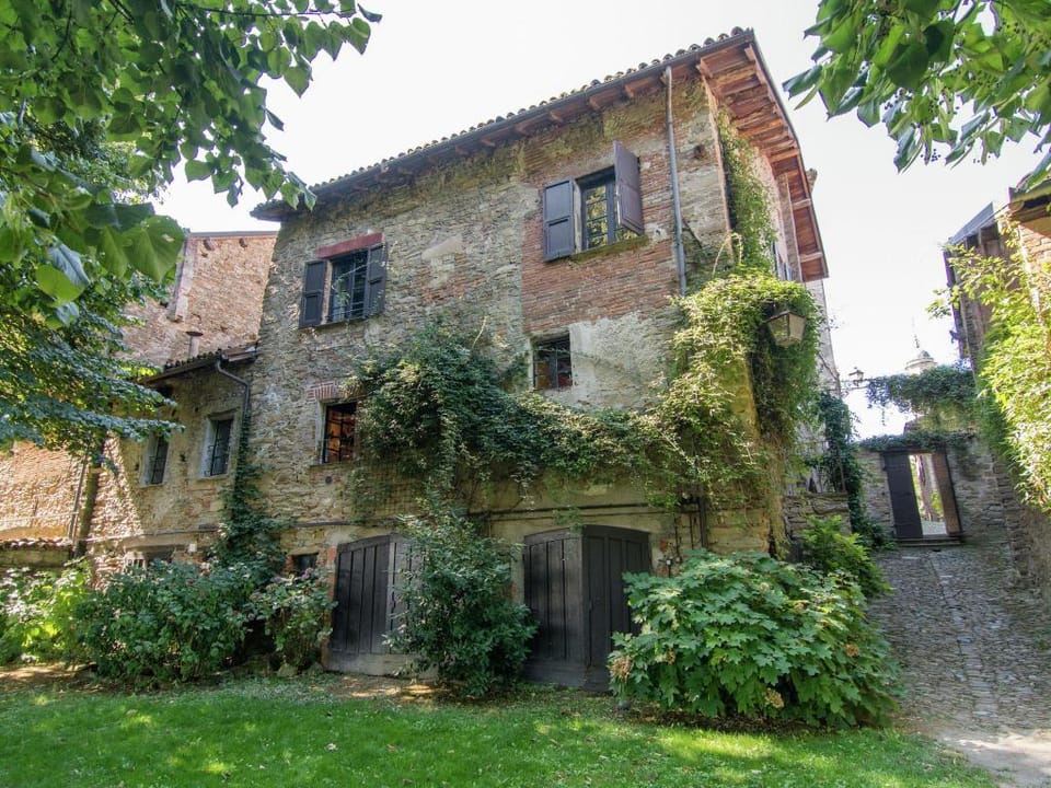 Guest House in Monferrato with Wine Tasting Apartment in Liguria