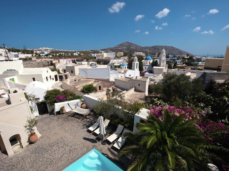 Villa in Santorini with Stunning Outdoor Kitchen Villa in Megalochori