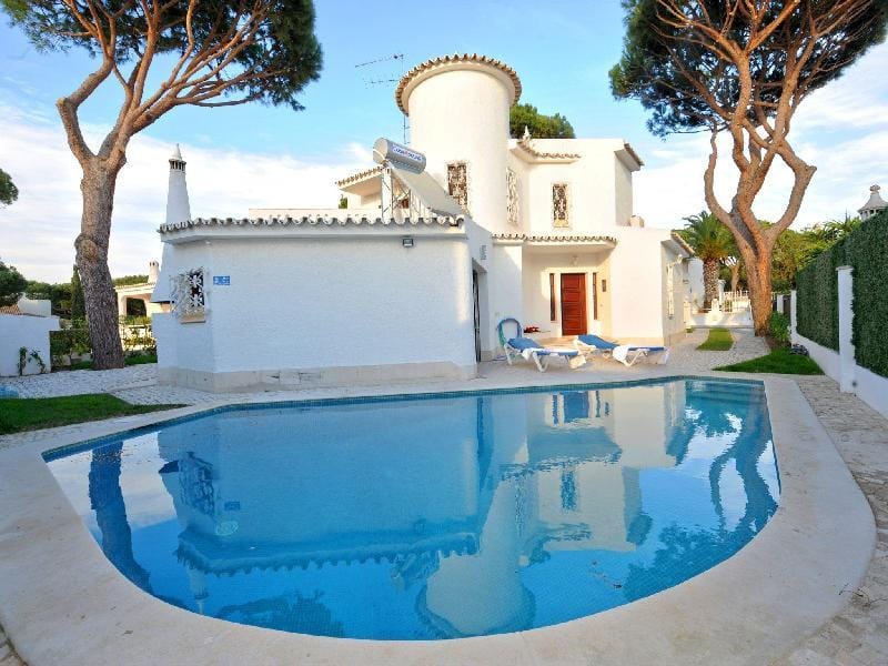 Villa in Vilamoura with Pool near Golf Courses Villa in Quarteira