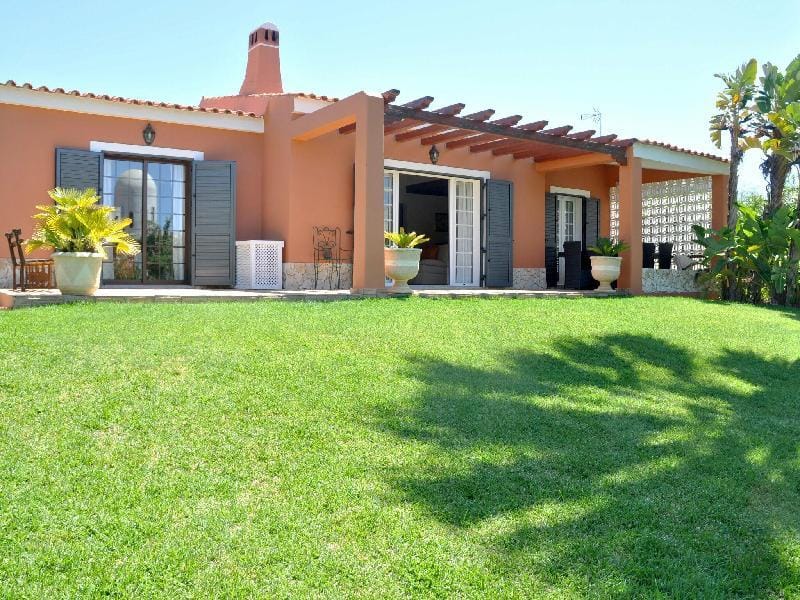 Villa in Vilamoura with Private Pool Villa in Quarteira