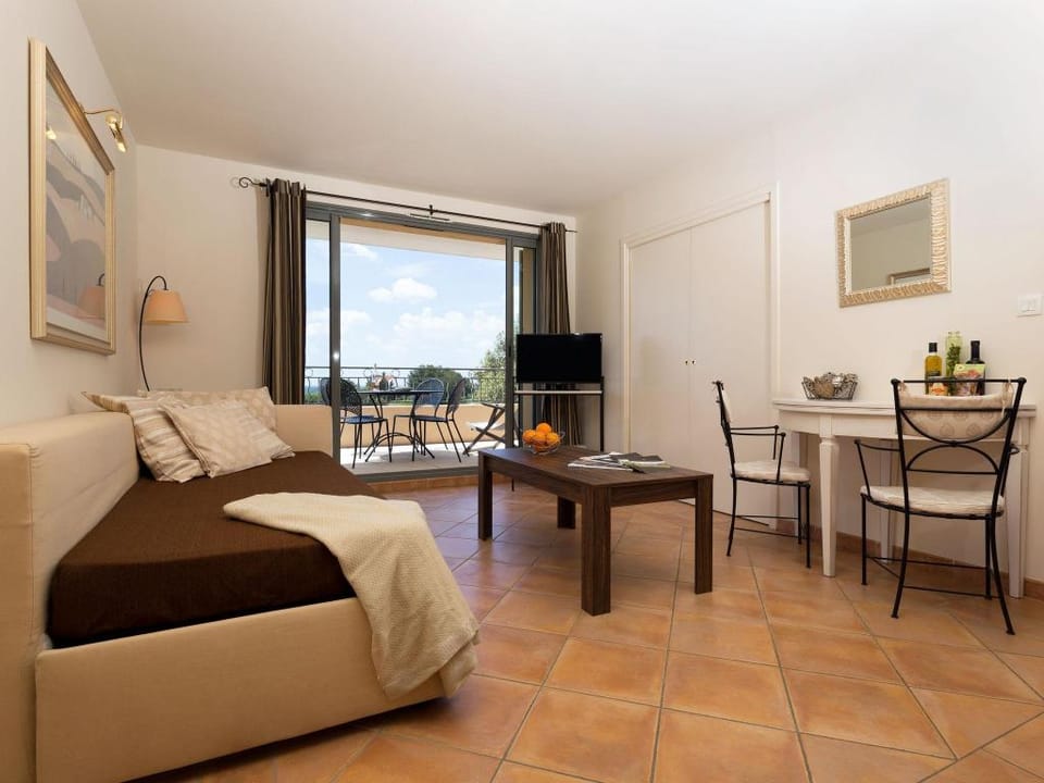 Peaceful Stay Near Luberon Apartment in L'Isle-sur-la-Sorgue