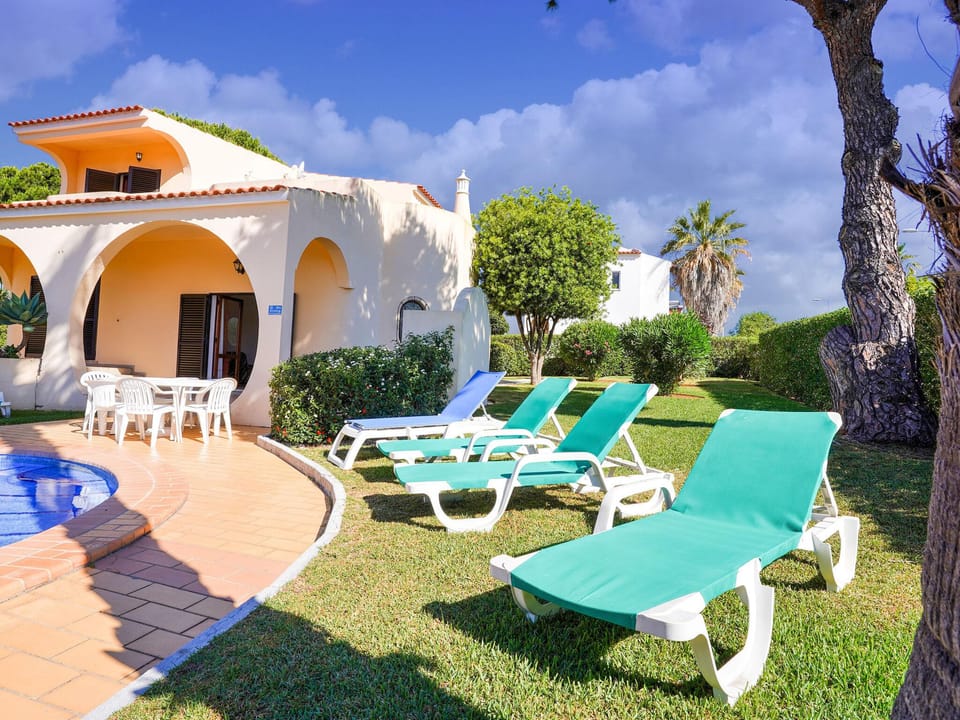 Modern villa with a private pool Villa in Quarteira