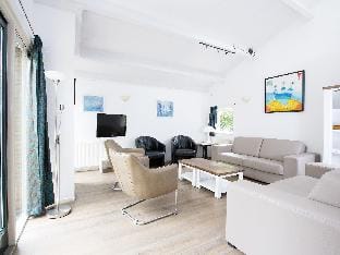 Restyled holiday home with two bathrooms near the beach Villa in The Hague