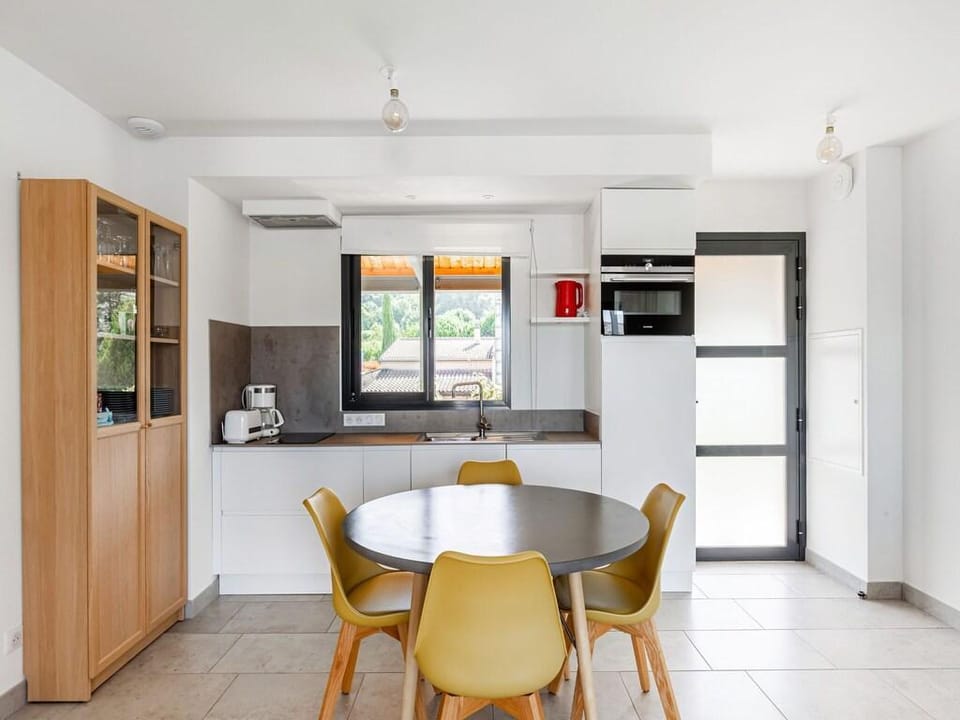 Attractive Holiday Home in Malaucene with Terrace Vacation rental in Malaucène