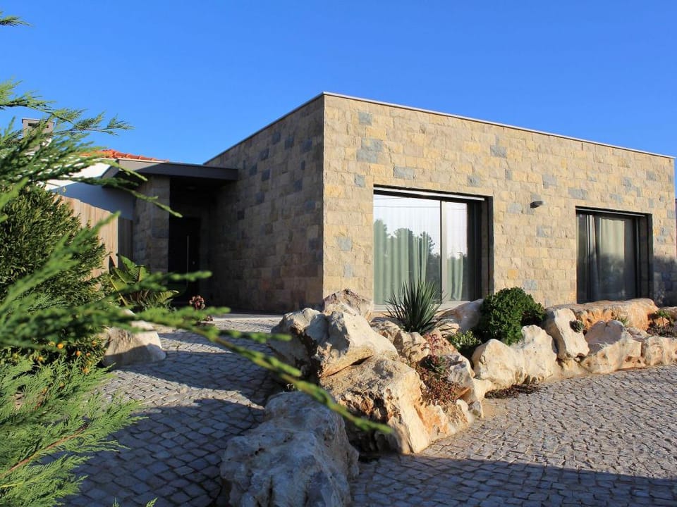 Spacious Villa in Salir de Mato with Private Pool, Terrace Villa in Portugal