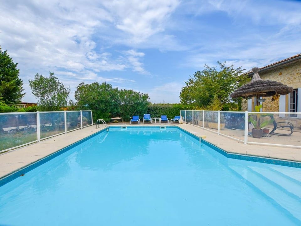 Amazing home in Monprimblanc w/  Vacation rental in Occitanie