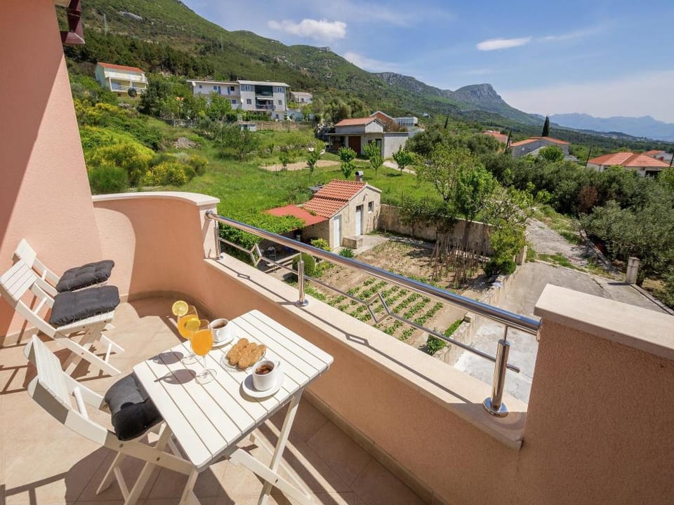 Sea-View Retreat, Kastel Apartment in Šibenik-Knin County, Croatia