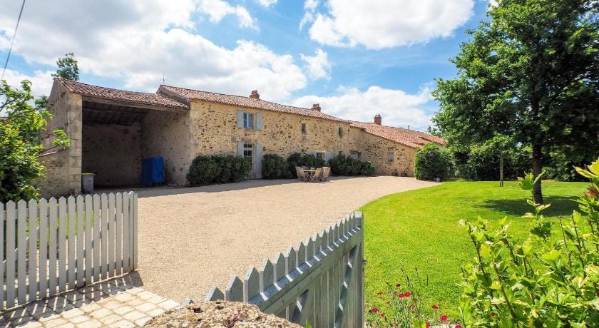 Holiday Home Saint-Laurent Pool Retreat Vacation rental in Pays de la Loire