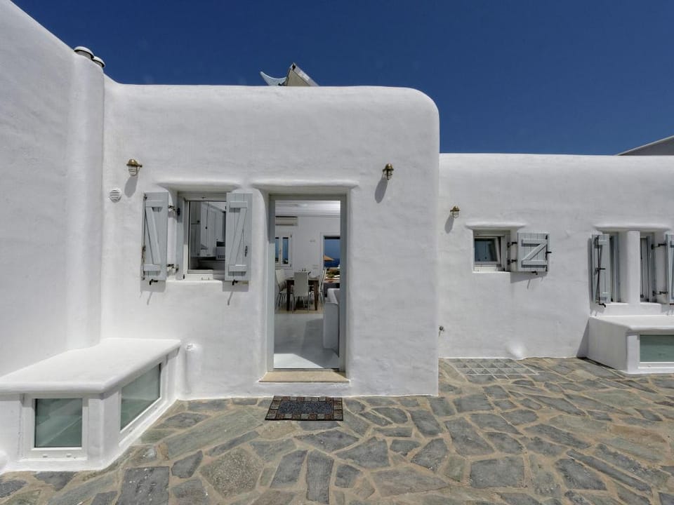 Villa in Mykonos with Sea View and Pool Villa in Mykonos, Mikonos 846 00, Greece