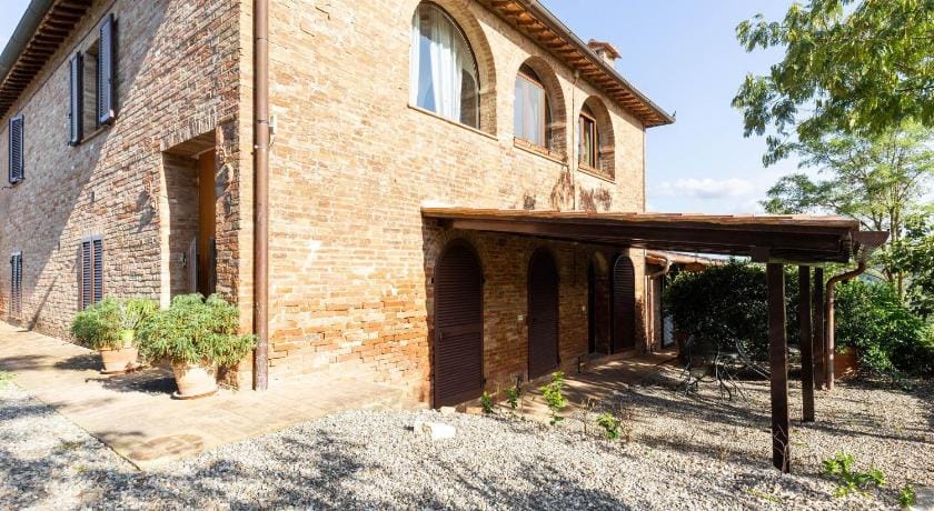 degree view of the Tuscan Vacation rental in Tuscany