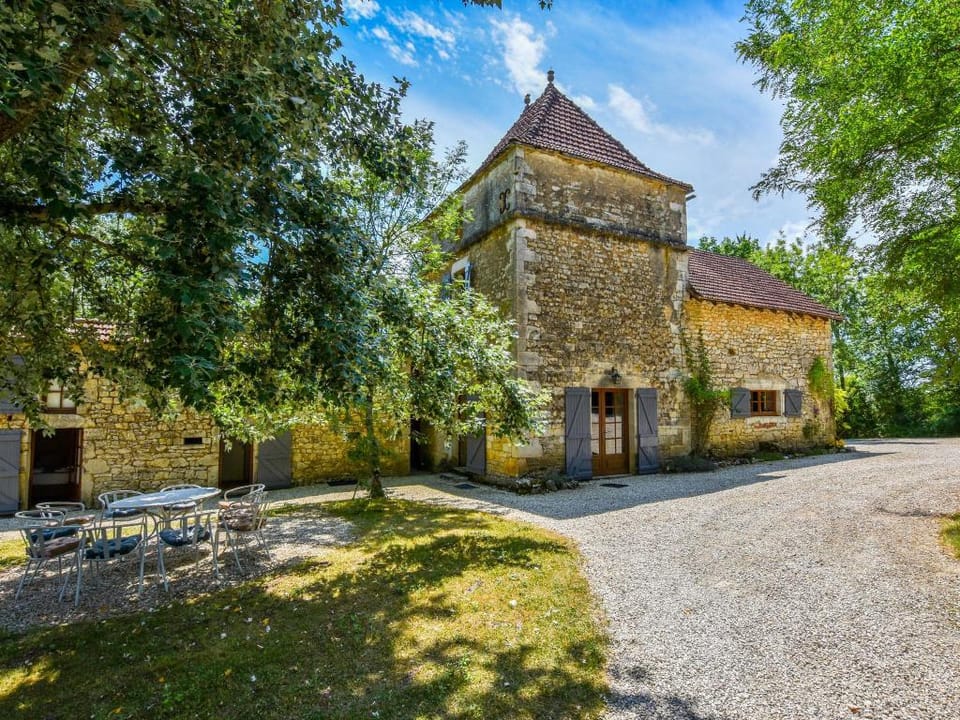Farmhouse in Saint-Cernin with Pool  Views Vacation rental in Occitanie