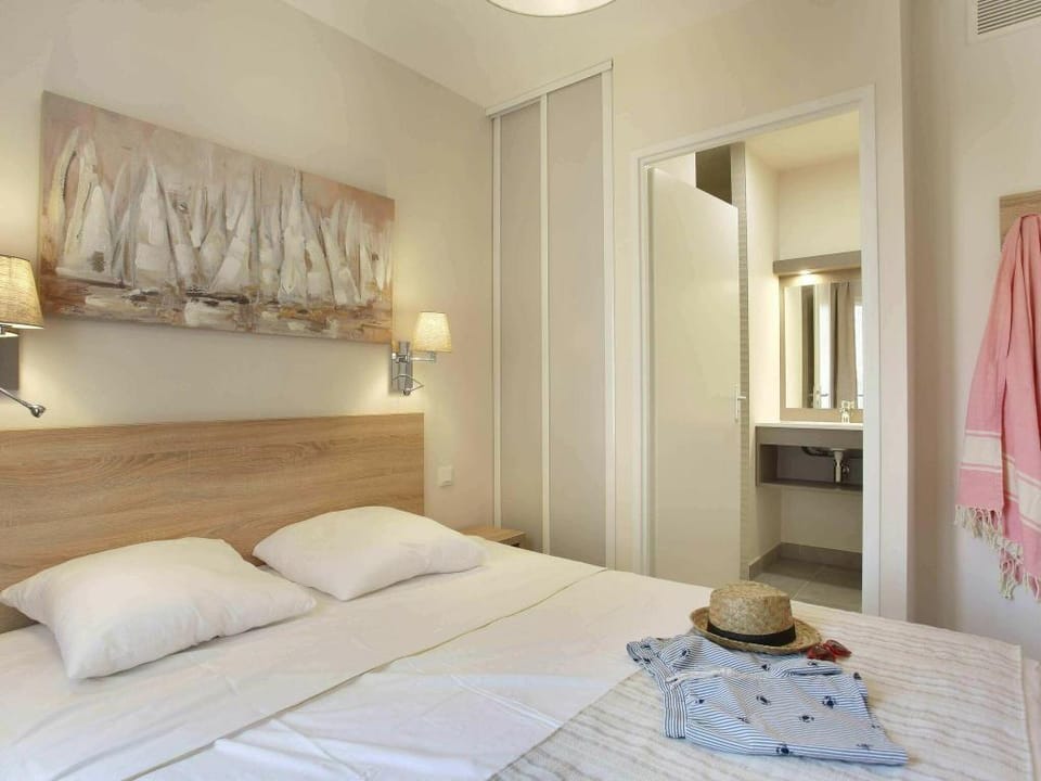 Modern Coastal Escape Apartment in Cavalaire-sur-Mer