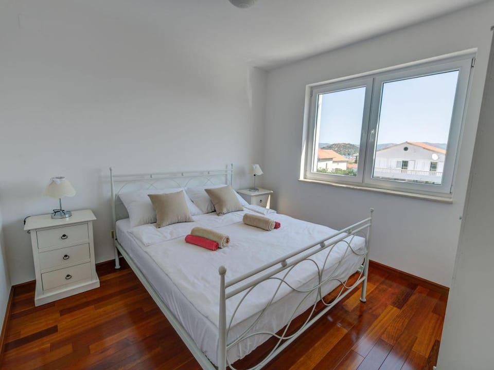 Adorable Apartment in Murter with Jacuzzi Hotel in Murter