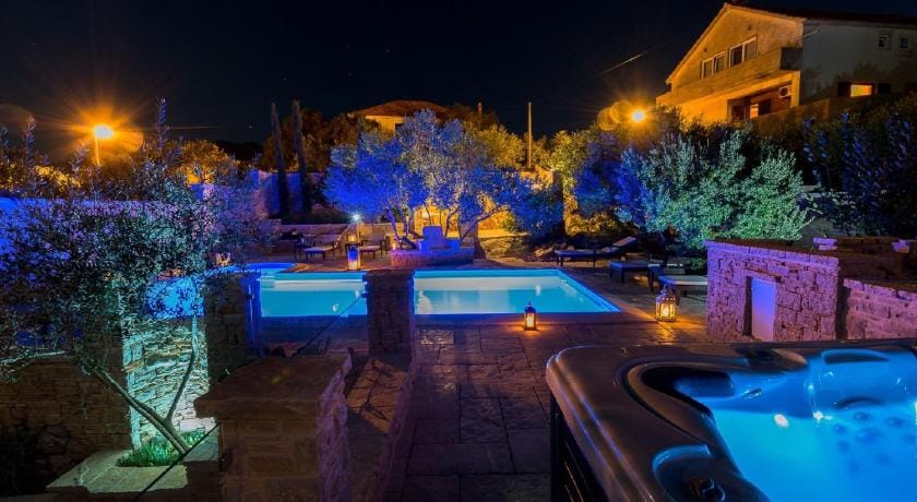 Adorable Apartment in Murter with Jacuzzi Hotel in Murter