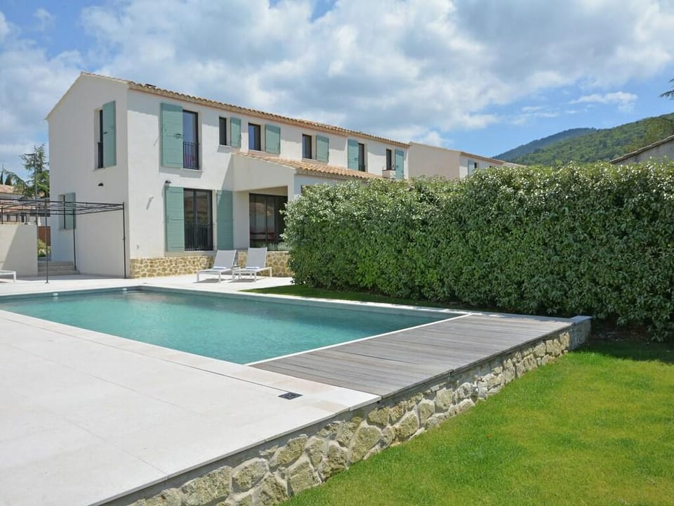 Villa in Malaucene with Heated Pool Villa in Malaucène
