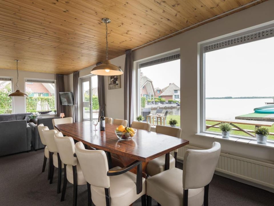 Rustic-Chic Villa with Thatched Roof Villa in Giethoorn