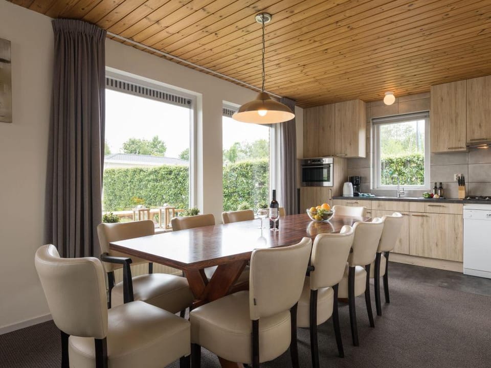 Rustic-Chic Villa with Thatched Roof Villa in Giethoorn