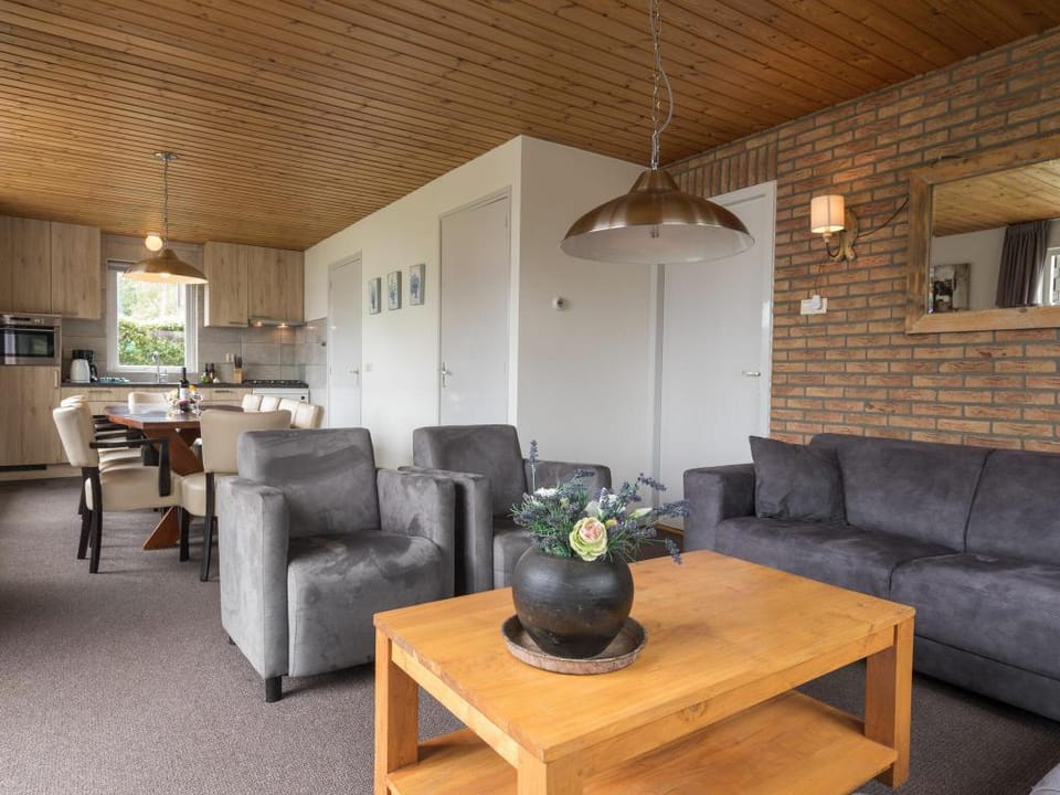 Rustic-Chic Villa with Thatched Roof Villa in Giethoorn