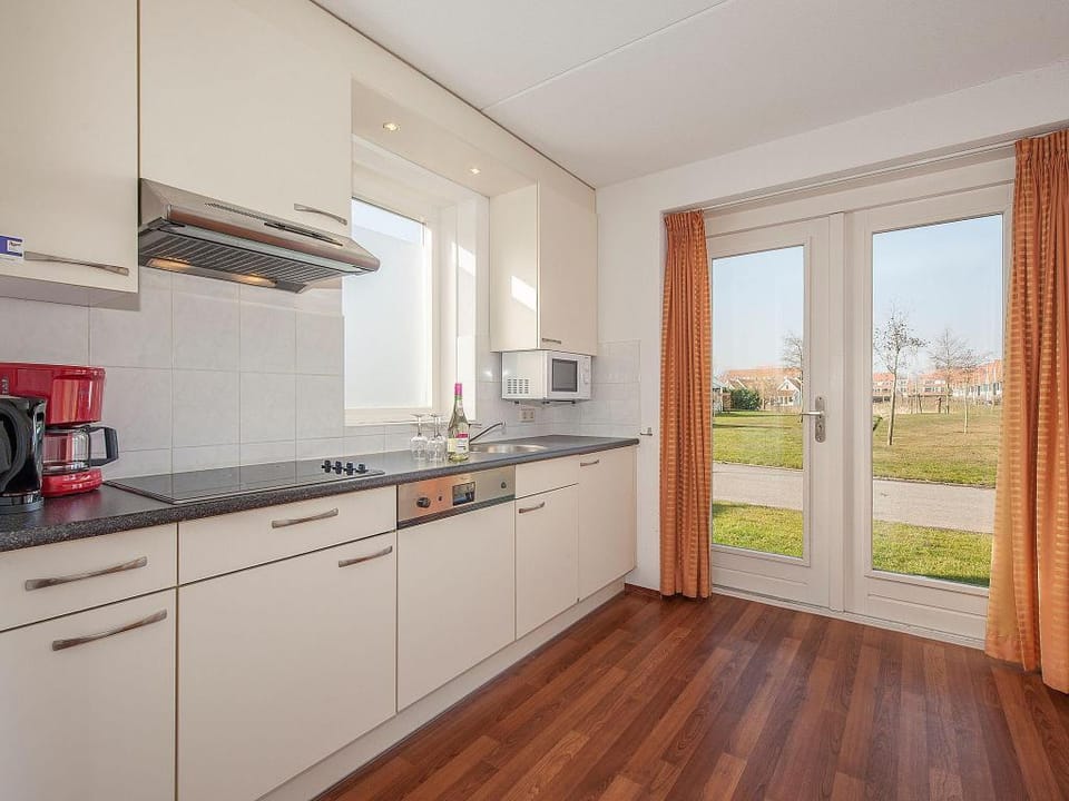 Country House in AquaStaete with Garden Vacation rental in Bruinisse