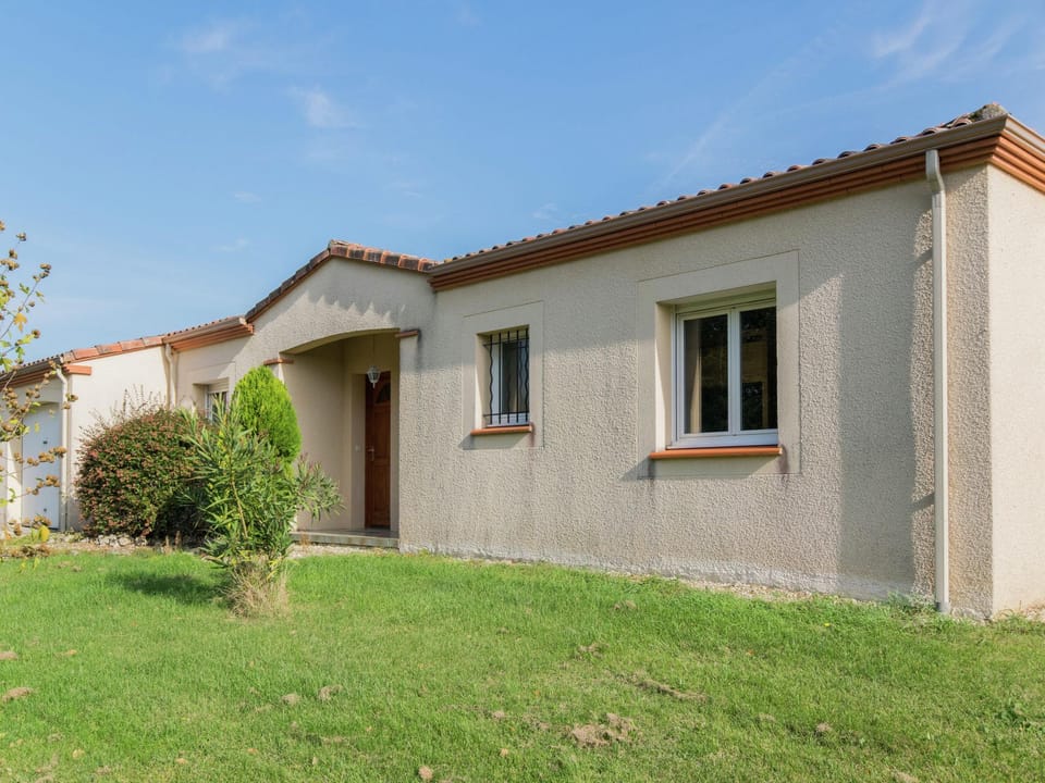 Stunning villa in Nouvelle-Aquitaine w/  Villa in Occitanie