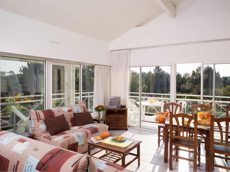 Pet-Friendly Golf Escape Apartment in Moliets-et-Maa