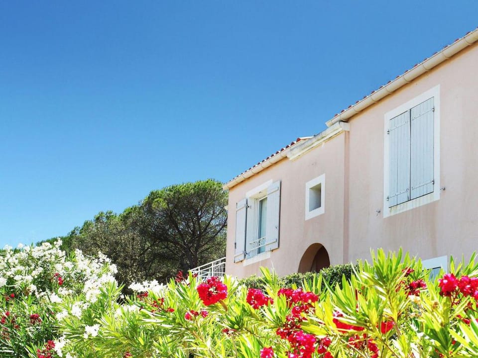 Spacious Apt Near the Beach Apartment in Roquebrune-sur-Argens