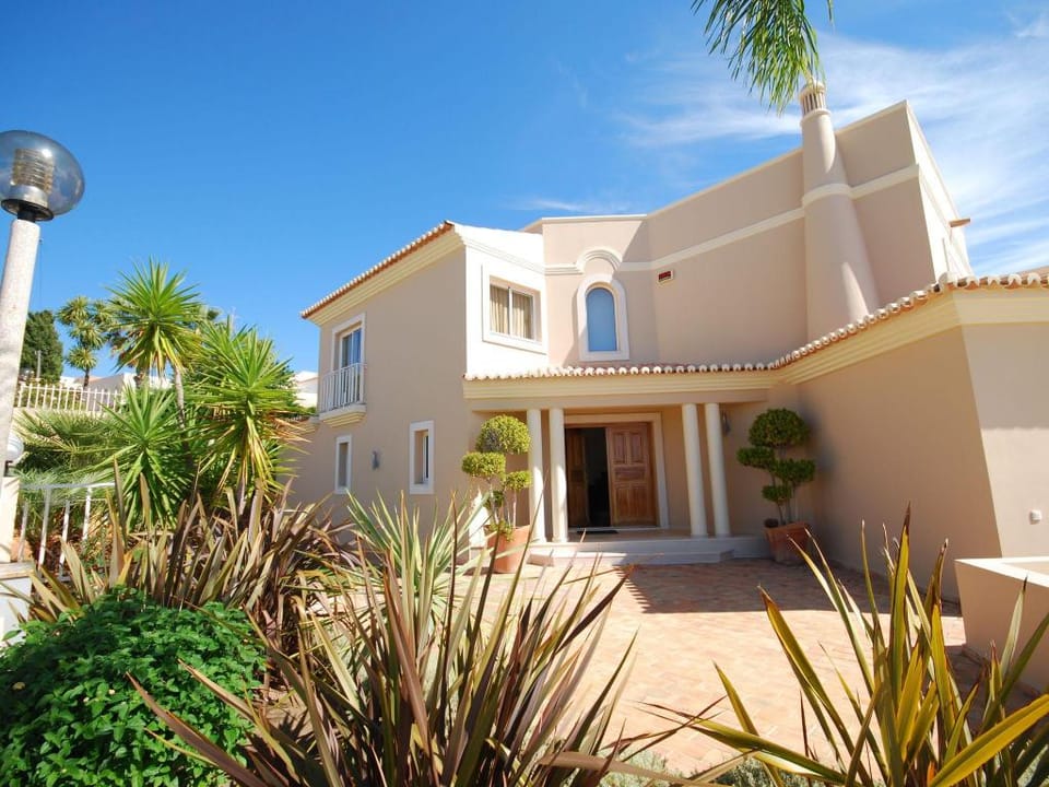 Lavish Villa with Private Swimming Pool Villa in Guia