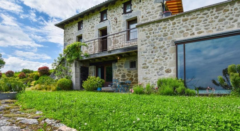 Hilltop Haven in Parlan Vacation rental in Auvergne-Rhône-Alpes