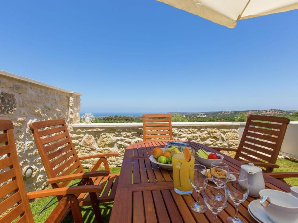 New villa with private pool, privacy, near sea and Arkadi monastery on NW coast Hotel in Crete