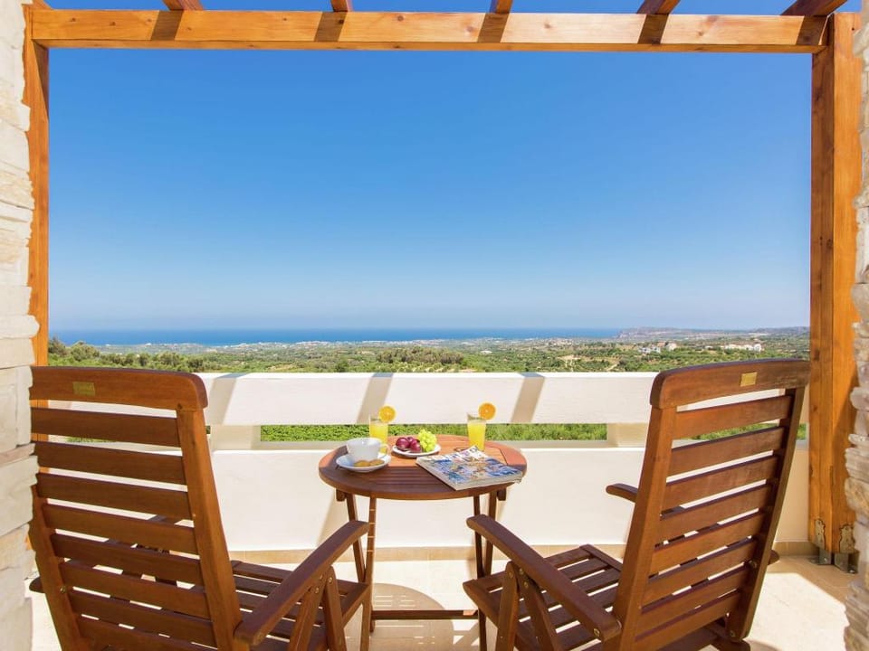 New villa with private pool, privacy, near sea and Arkadi monastery on NW coast Hotel in Crete