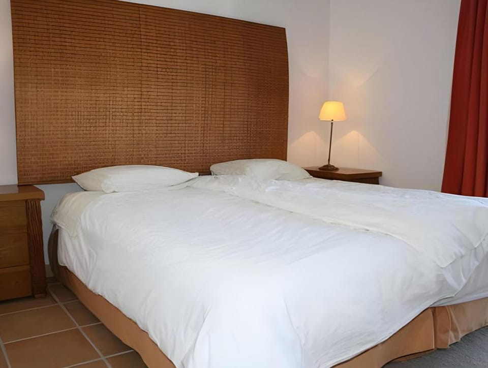 Sunny Balcony Apartment and Pool Apartment in Quarteira
