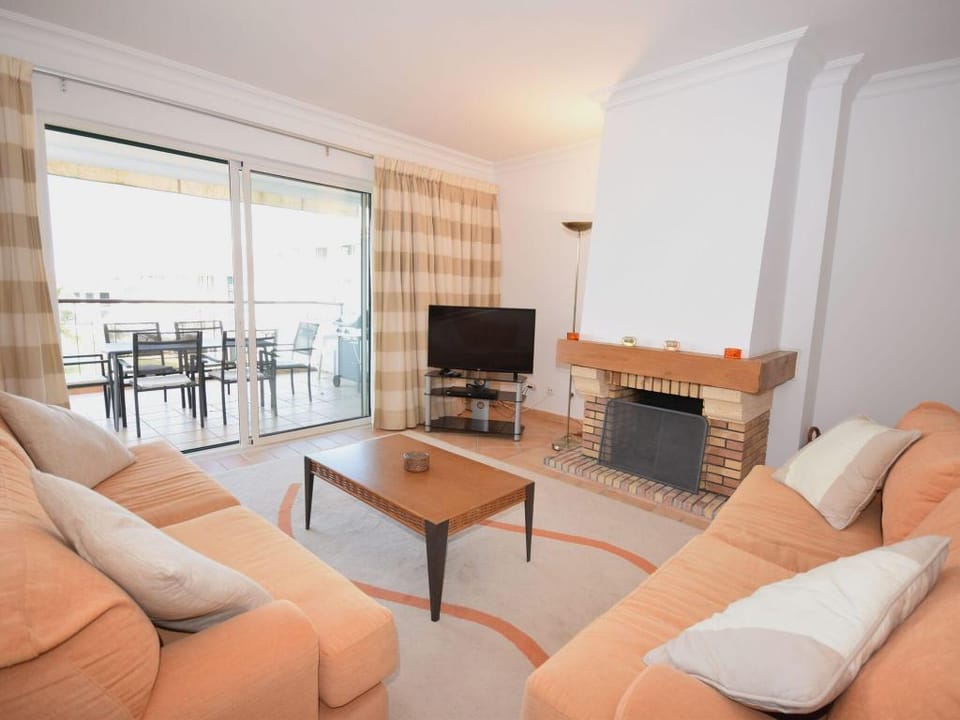 Sunny Balcony Apartment and Pool Apartment in Quarteira