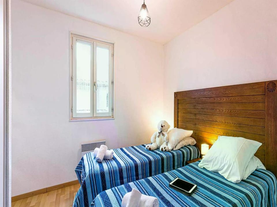 Cabin Retreat w Shared Pool Apartment in Biganos