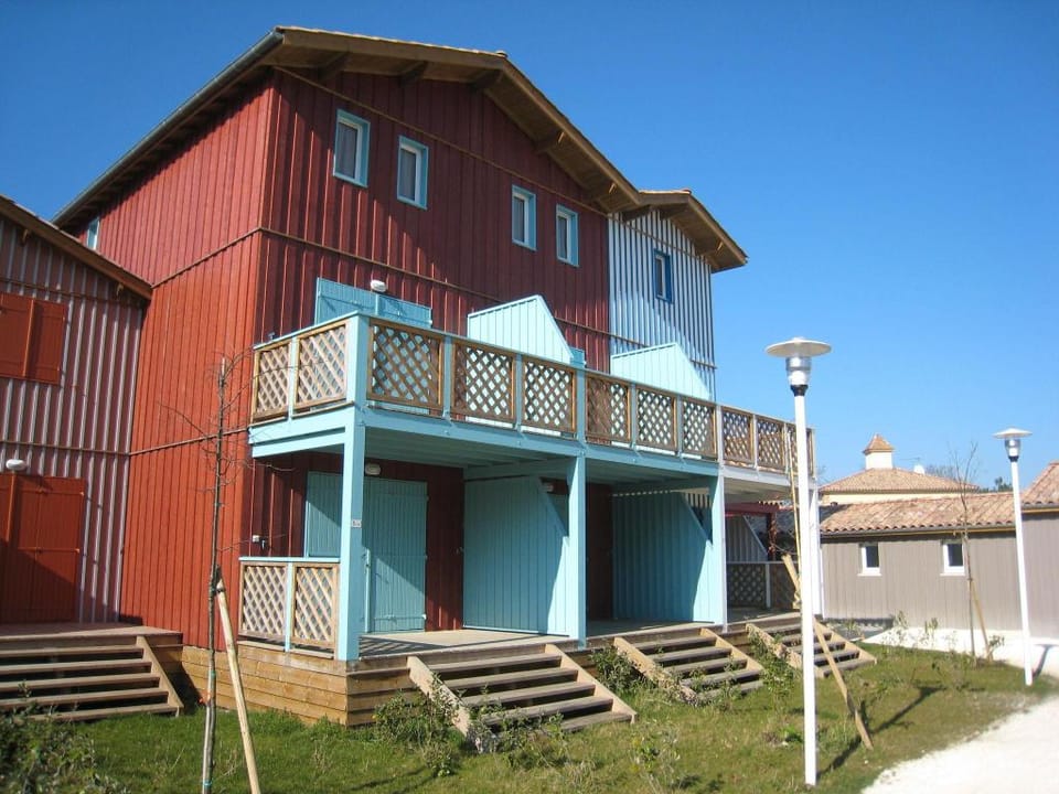 Cabin Retreat w Shared Pool Apartment in Biganos