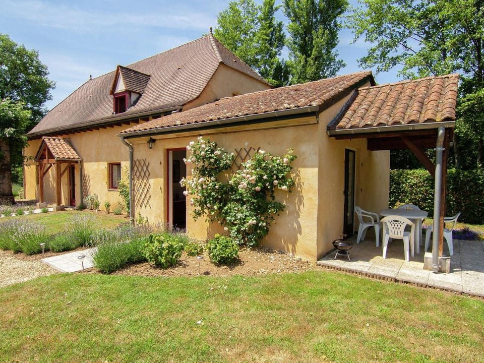 Cozy Cottage Retreat in Vezac Vacation rental in Occitanie
