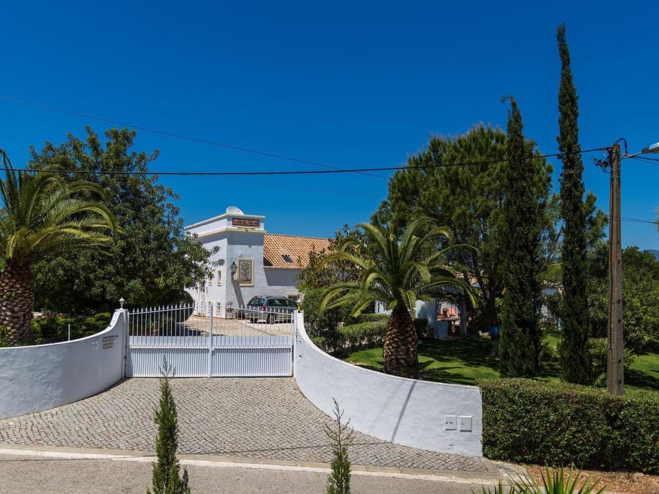 Gorgeous Holiday Home with Swimming Pool Vacation rental in Mexilhoeira Grande