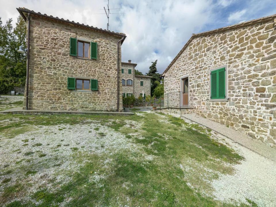 Belvilla by OYO Casa Mirolago Vacation rental in Tuscany