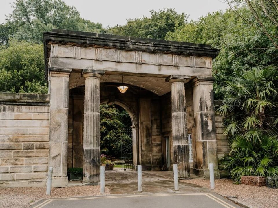 Beautiful Grade II Listed Gatehouse in Great Location Vacation rental in Sheffield