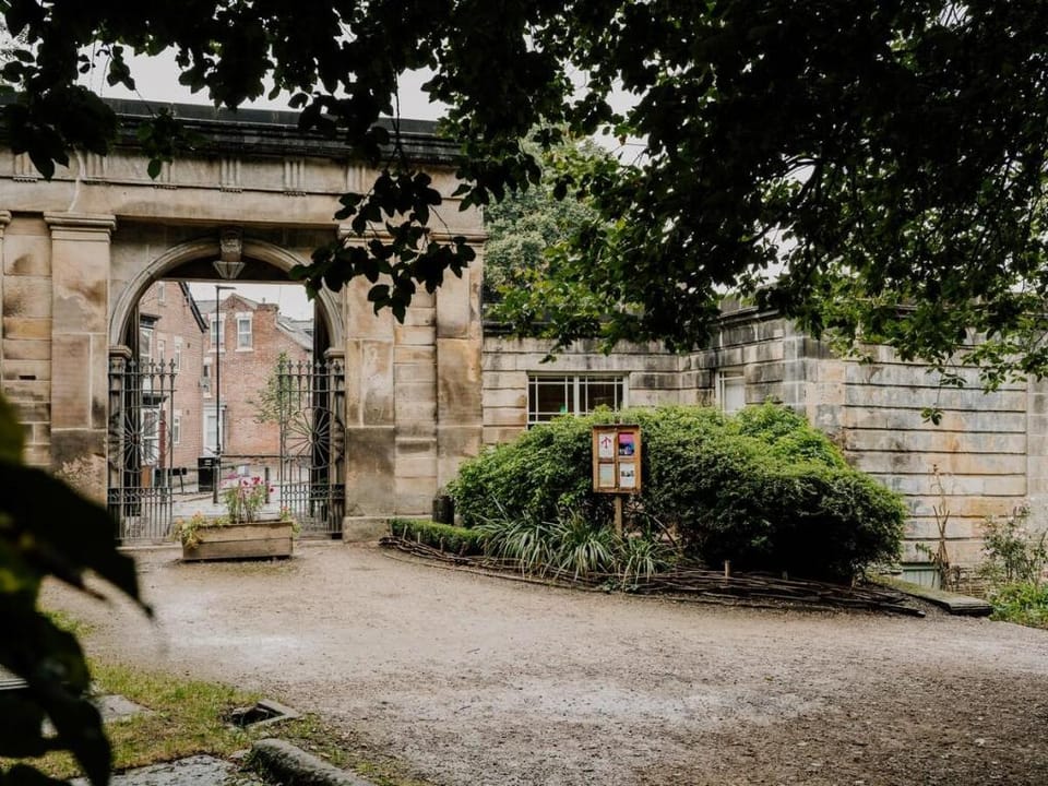 Beautiful Grade II Listed Gatehouse in Great Location Vacation rental in Sheffield