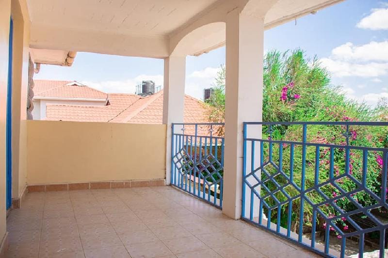 it is an own compound house, with private parking Villa in Kenya