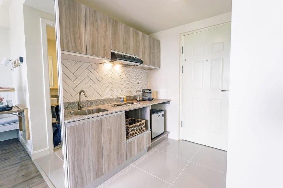Astounding Modern Cebu Home Office Balcony Central Apartment in Lapu-Lapu City