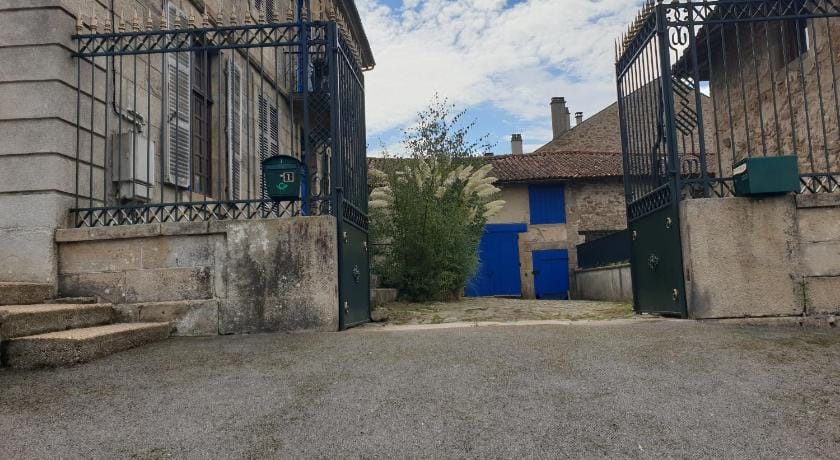 Le Chateau Apartment in Nouvelle-Aquitaine
