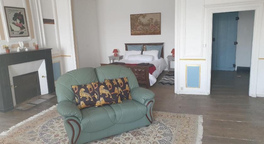 Le Chateau Apartment in Nouvelle-Aquitaine
