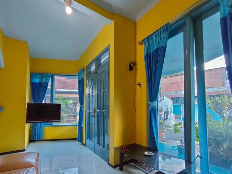 Blue Nineteen RedPartner Hotel in Batu