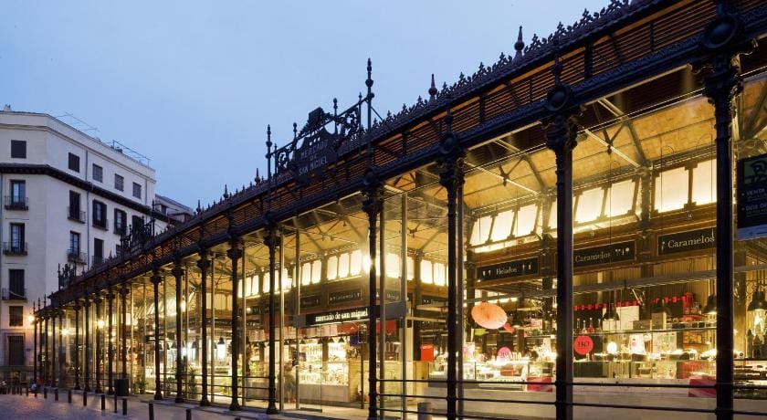 GRAN VIA VALVERDE Apartaments & ROOMS PARKING Bed and Breakfast in Centro